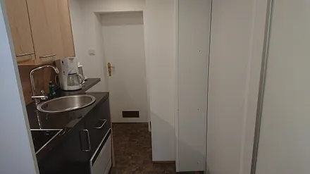 Pantryküche mit Granitarbeitsplatte, 2 Feld Ceran-Kochfeld, Geschirrspüler