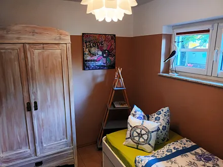 Schlafzimmer mit Tandembett