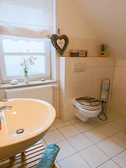 Bad mit Dusche und WC 