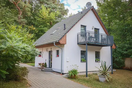 Außenansicht mit Balkon