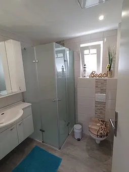 Bad mit Dusche und WC