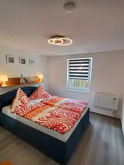 Schlafzimmer mit Doppelbett