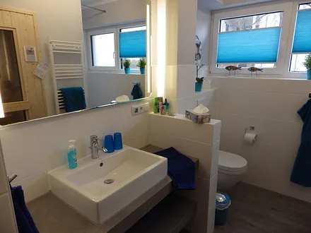 Großes Duschbad mit Infrarotsauna, Waschmaschine u. Trockner