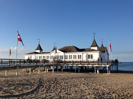 Blick auf die vis-à-vis zur Emmy gelegene Ahlbecker Seebrücke.