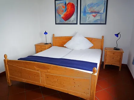 Blick in das Schlafzimmer.