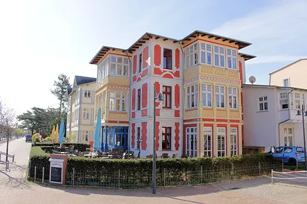 Blick auf die Emmy und die Ahlbecker Strandpromenade.