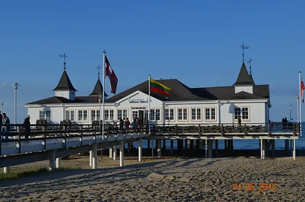 Blick auf die vis-à-vis zur Emmy gelegene Ahlbecker Seebrücke.