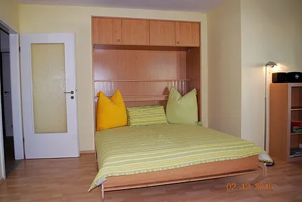 Blick auf das Doppelschrankbett im Wohnraum