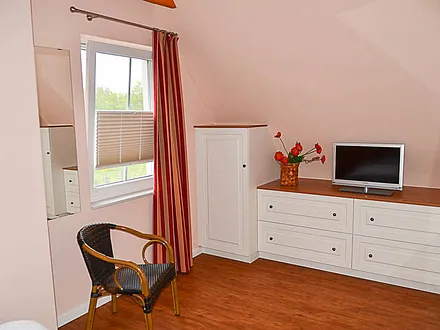 Einbauschrank im großen Schlafzimmer mit eigenem SAT-TV