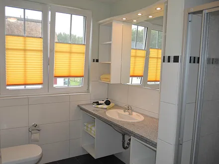 Bad/WC mit Dusche im Obergeschoß