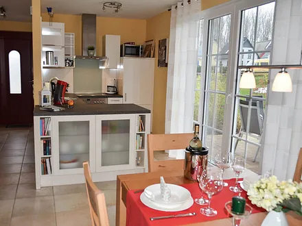 Blick auf den umfangreich ausgestatteten Küchenbereich