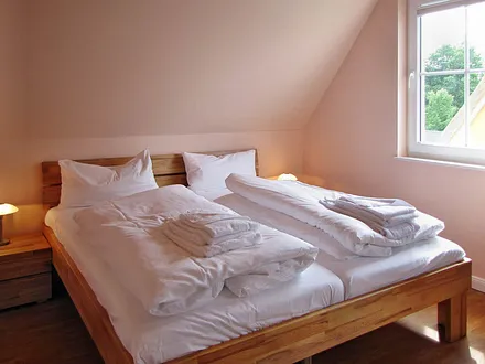 Doppelbett im großen Schlafzimmer