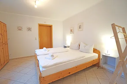 Schlafzimmer mit Doppelbett