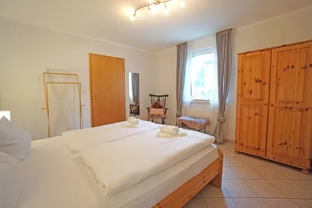 Schlafzimmer mit Doppelbett