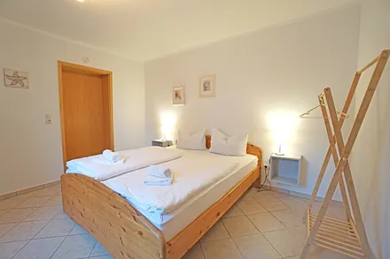 Schlafzimmer mit Doppelbett