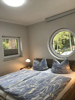 Schlafzimmer mit Doppelbett