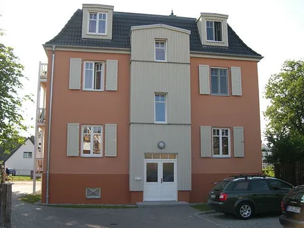 Eingangstür und Stellplätze im Hof