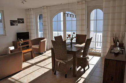 Wohnraum: Sitzbereich samt Esstisch, Radio, Fernseher mit SAT-Empfang in HD (DVB-S) sowie DVD-Player, Fußbodenheizung