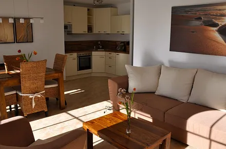 Wohnraum: Küchenbereich samt Esstisch,  E-Herd mit Backofen, Geschirrspüler, Kühlschrank, Toaster, Wasserkocher, Kaffeemaschine, Mikrowelle, Fußbodenheizung