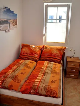 Schlafzimmer 2: Bett mit 140 x 200 cm, Fernseher mit SAT-Empfang in HD (DVB-S), Fußbodenheizung