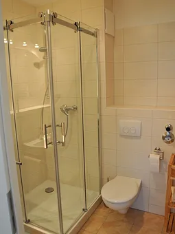 Bad: Dusche, WC, Fön, Fußbodenheizung