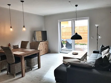 Wohnzimmer mit Zugang zur Terrasse