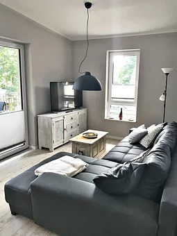 Wohnzimmer mit Zugang zum Balkon