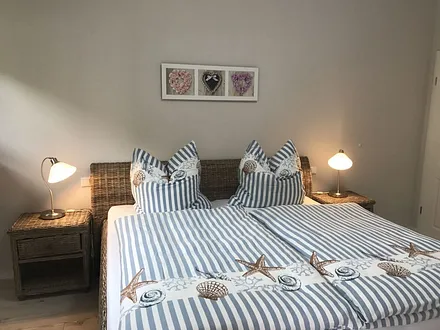 Schlafzimmer mit Doppelbett