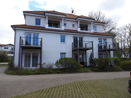 Frontansicht vom Parkplatz