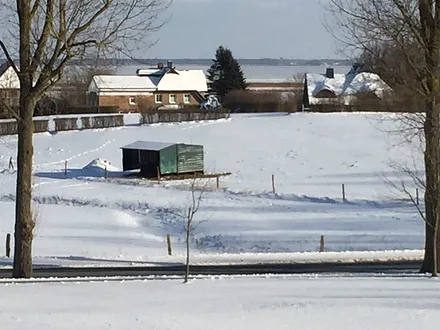 Vom Balkon sehen Sie den Bodden in der Ferne