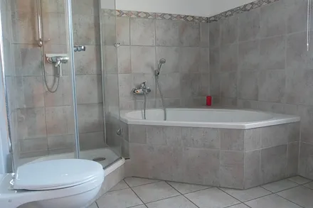Bad mit Dusche, Badewanne und WC