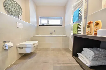 Badezimmer 1 mit Badewanne