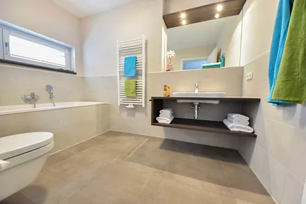 Badezimmer 1 mit Badewanne