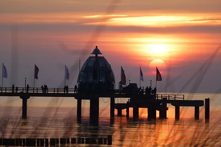 Seebrücke und Tauchglocke am Abend