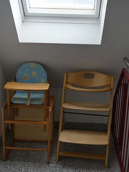 Kinderstühle - Kinderbett steht verpackt im Schlafzimmer