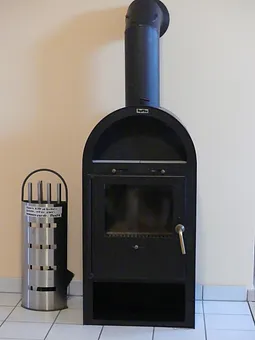 Kaminofen; darf aber ab 2025 nicht mehr benutzt werden!