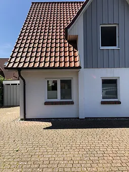 Ferienhaus mit insgesamt 5 Wohnungen - unsere Wohnung befindet sich im EG links mit separatem Eingang und einem Pkw-Stellplatz