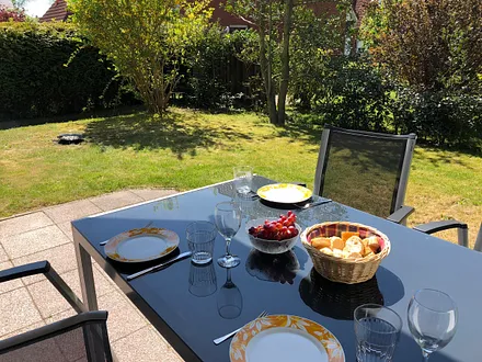 große Süd-Terrasse mit eigenem Garten