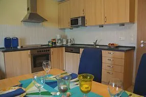 unsere Küche - komplett eingerichtet - kleines Gefrierfach, Mirkowelle, Geschirrspüler, Tassimo, Wasserkocher usw.