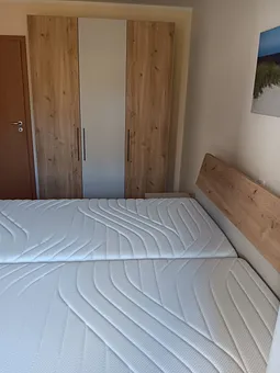 geräumiger Schrank im Schlafzimmer