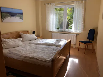 Schlafzimmer mit Blick in den Garten
