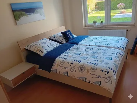 Schlafzimmer mit  super Tempurmatratzen und Blick in den Garten