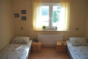 Kinderschlafzimmer - ausgestattet mit zwei Betten, Kleiderschrank und kleinem Sessel - 1 Kinderreisebett ist auch vorhanden