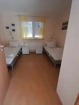 2. Schlafzimmer mit 2 Einzelbetten und Kleiderschrank