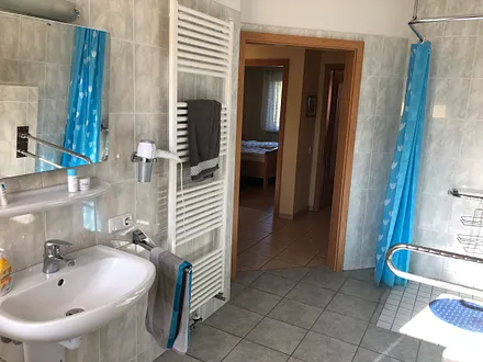 Fußbodenheizung und Handtuchheizkörper sowie ebenerdige Dusche sind ebenfalls vorhanden - Fön bitte selber mitbringen