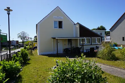 Haus Dünenmaus Eingang und Terrasse Fewo 1