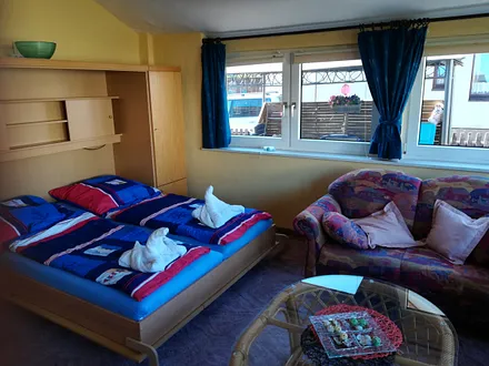 weiteres Schlafzimmer mit Doppelbett und TV