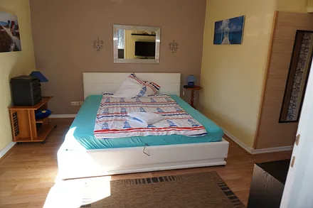 Schlafzimmer mit Doppelbett 2m x 2m und TV