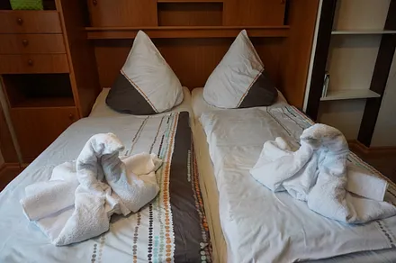 wird in Kürze durch ein doppeltes Boxspringbett ersetzt