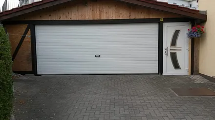 geschlossener Carport